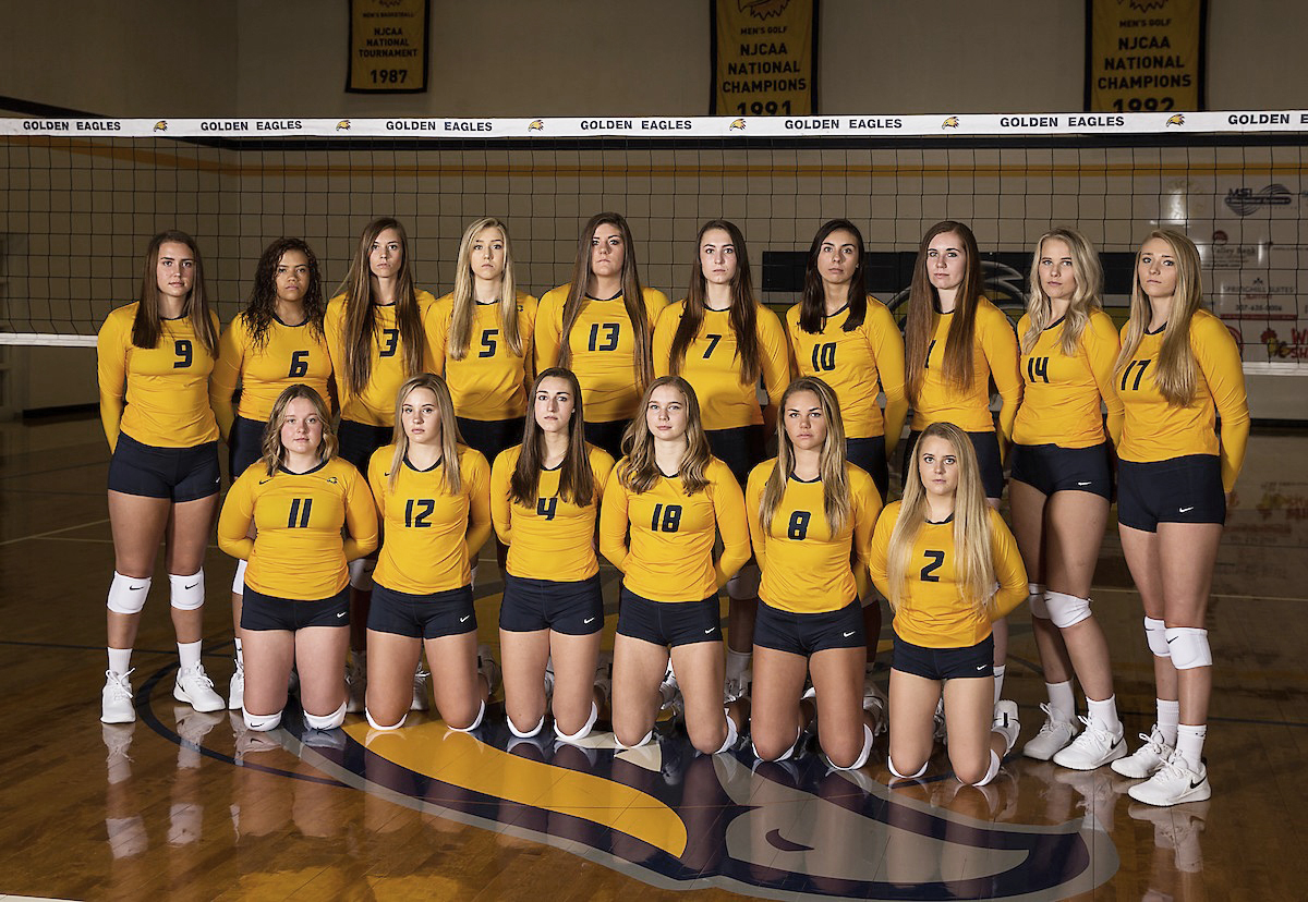 The 2018 LCCC Volleyball team lined up in uniforms in front of a volleyball net